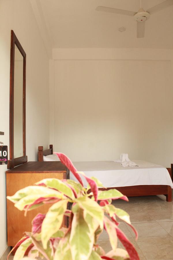 Pearl City Hotel Tissamaharama Exterior photo